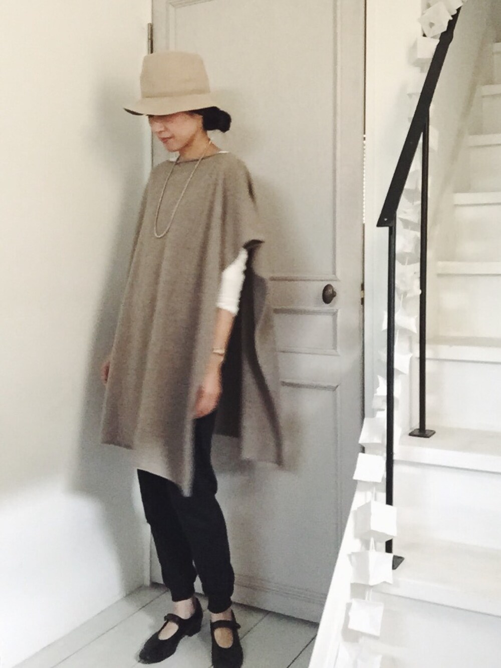 「ポンチョ」｜「evam evaのアイテム（ポンチョ、ベージュ系）」を使った、aikoさん（レディース・160cm）の秋コーディネートの1枚目の写真