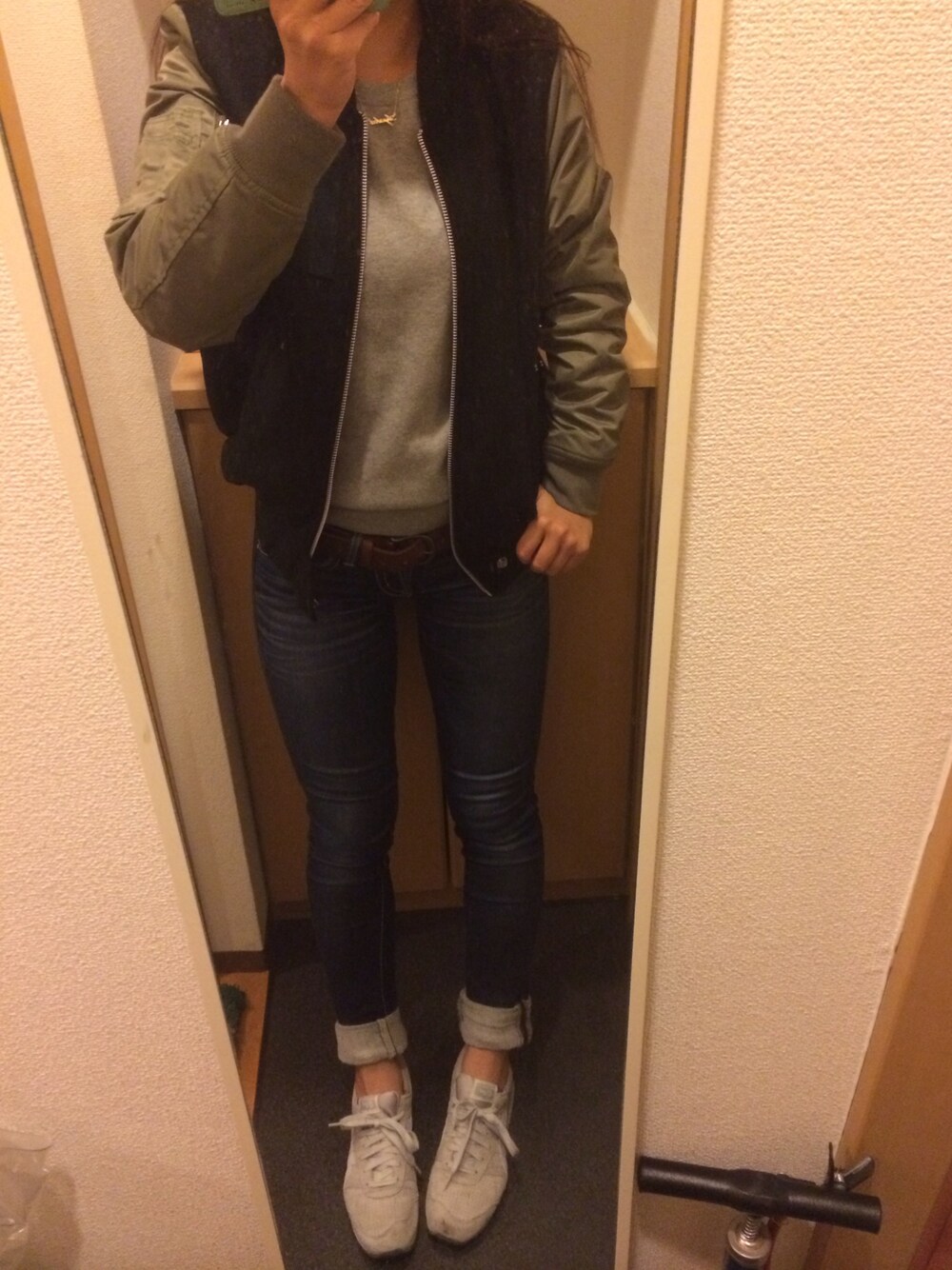 「ブルゾン、MA-1、カーキ、オニツカタイガー」｜「MOUSSYのNYLON fit Straight Slim（デニムパンツ、ブルー系）」を使った、むむっさん（レディース・159cm）の秋コーディネートの1枚目の写真
