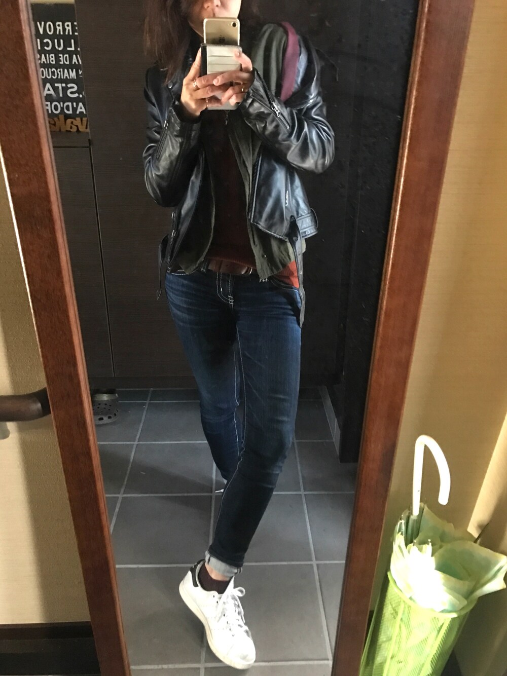「ライダース、スタンスミス」｜「MOUSSYのPOWDER Plus Straight Slim（デニムパンツ、ブルー系）」を使った、むむっさん（レディース・159cm）の秋コーディネートの1枚目の写真