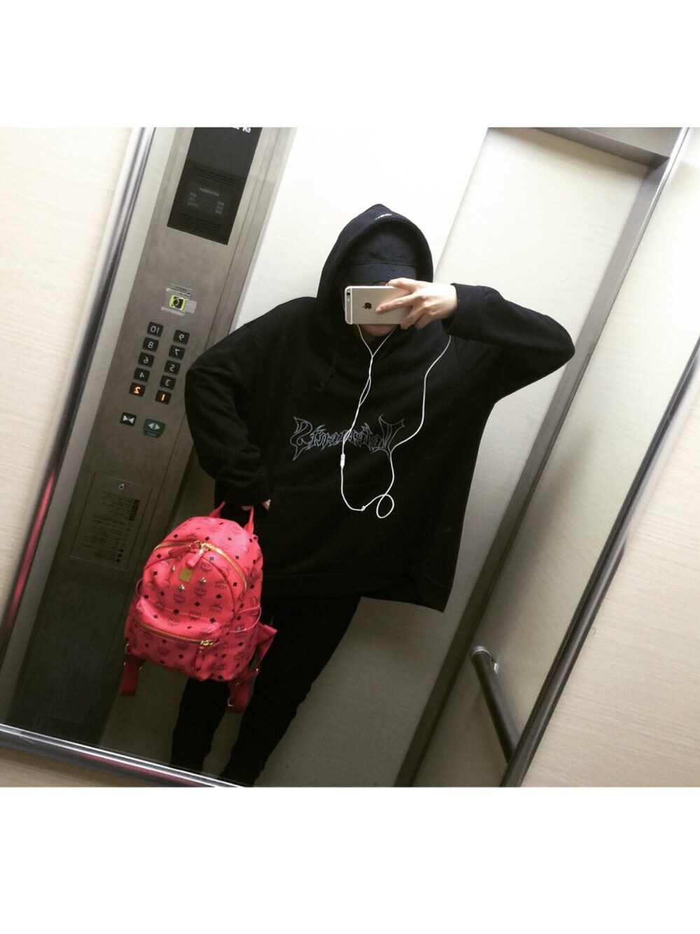「ストリート、vetements、MCM、GD、ブラック」｜「MCMのアイテム（バックパック/リュック、レッド系）」を使った、takuwizさん（メンズ・163cm）の秋コーディネートの1枚目の写真