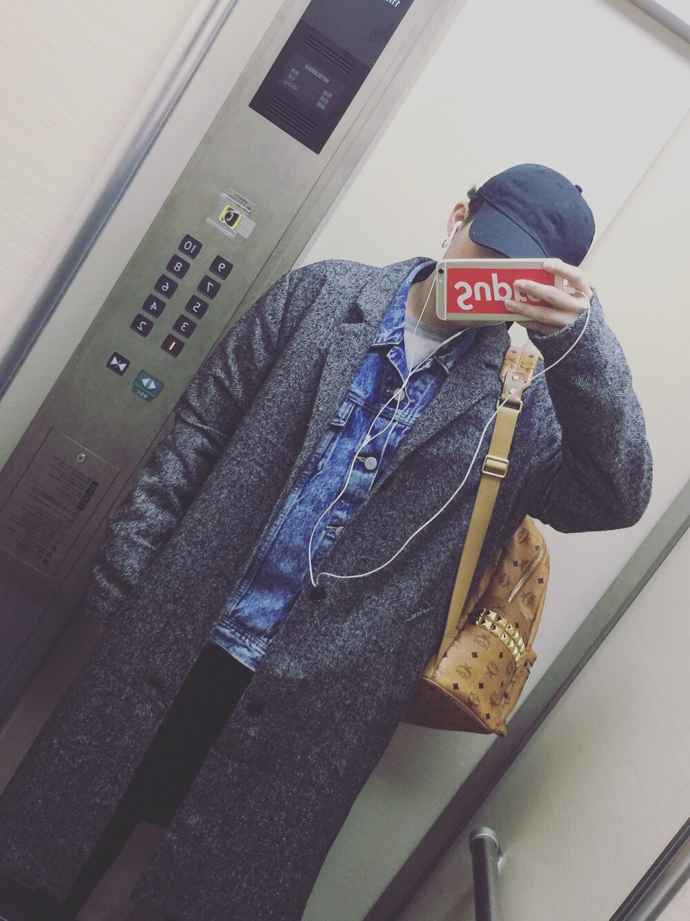 「冬コーデ、モード、gdragon、MCM、韓国ファッション」｜「EDWINのアイテム（デニムジャケット、ブルー系）」を使った、takuwizさん（メンズ・168cm）の冬コーディネートの1枚目の写真