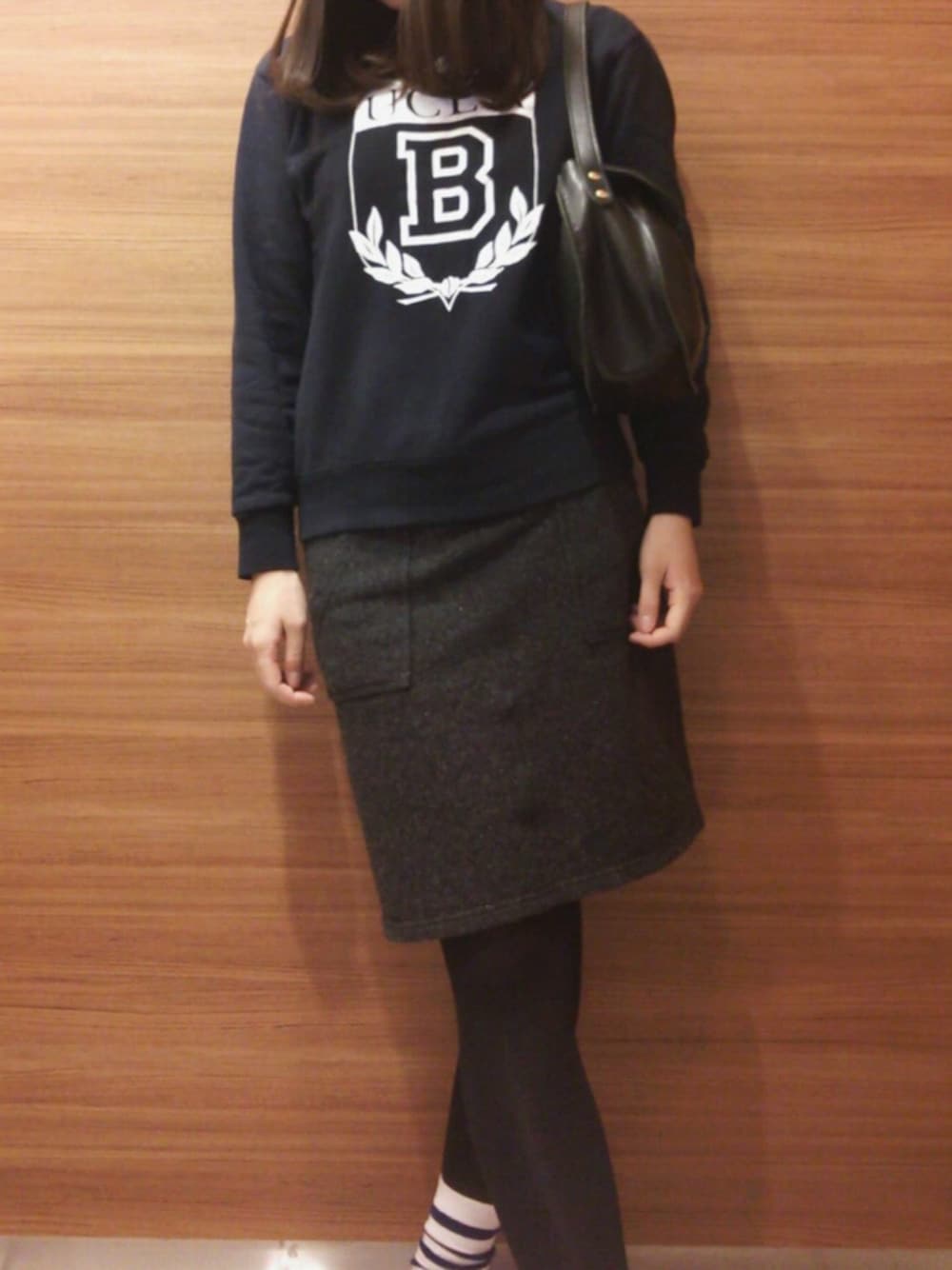 「タイトスカート、ひざ丈スカート、スウェット、ボーダーソックス」｜「BEAMS BOYのアイテム（スカート、グレー系）」を使った、𝗒𝗎𝗄𝖺さん（レディース・168cm）の秋コーディネートの1枚目の写真