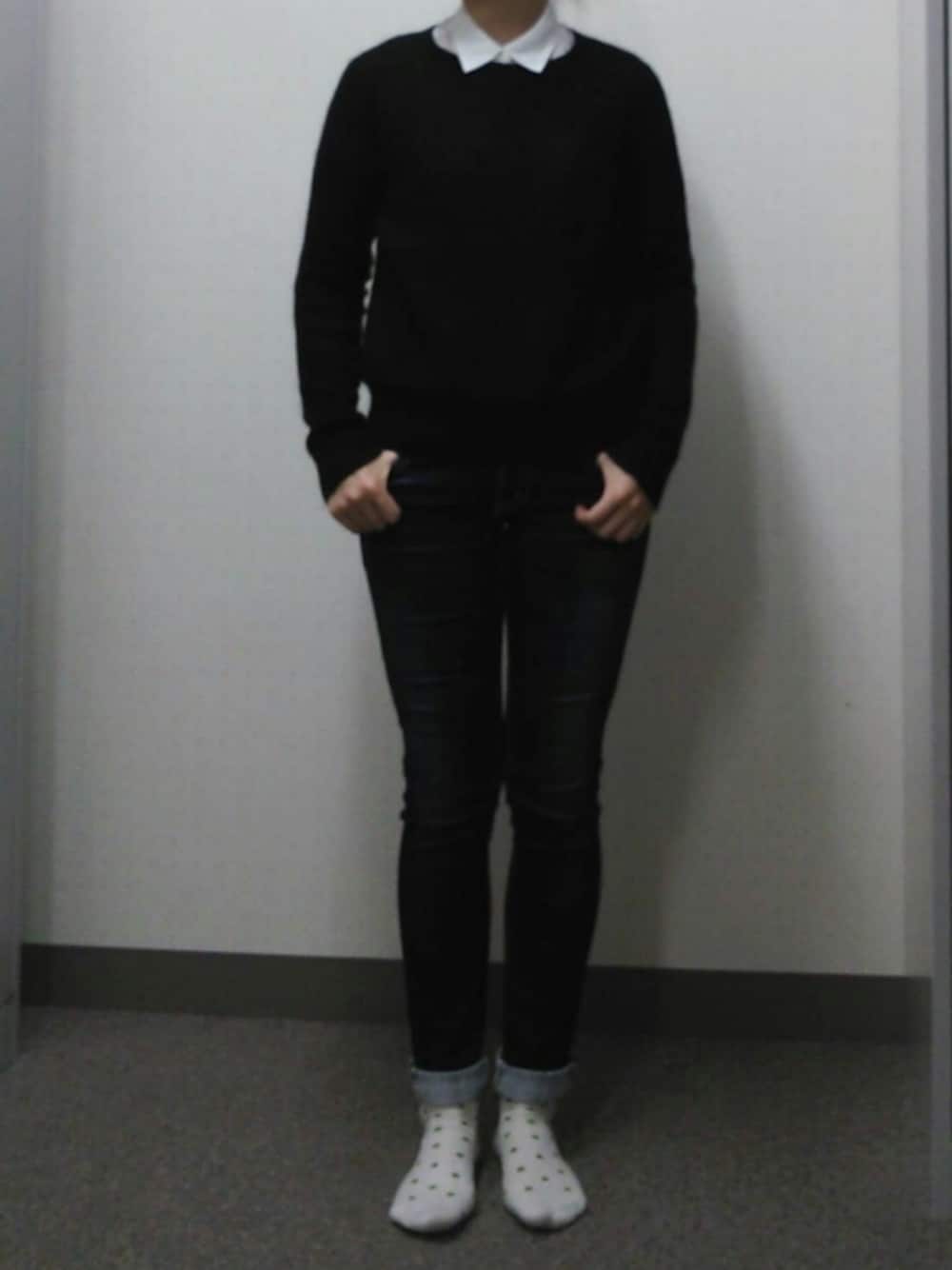 ブルー系のデニムパンツ、ホワイト系のシャツ/ブラウス、ベージュ系のソックス/靴下を着用したレディースの冬コーディネートの1枚目の写真