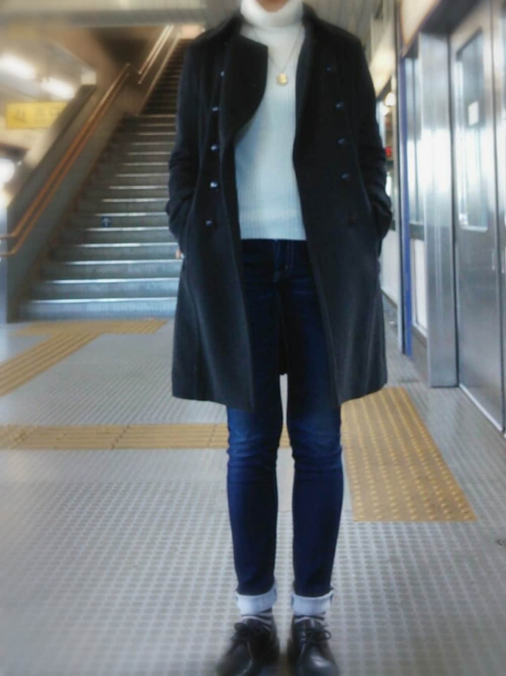 グレー系のその他アウター、ブルー系のデニムパンツ、ブラック系のその他シューズを着用したレディースの冬コーディネートの1枚目の写真