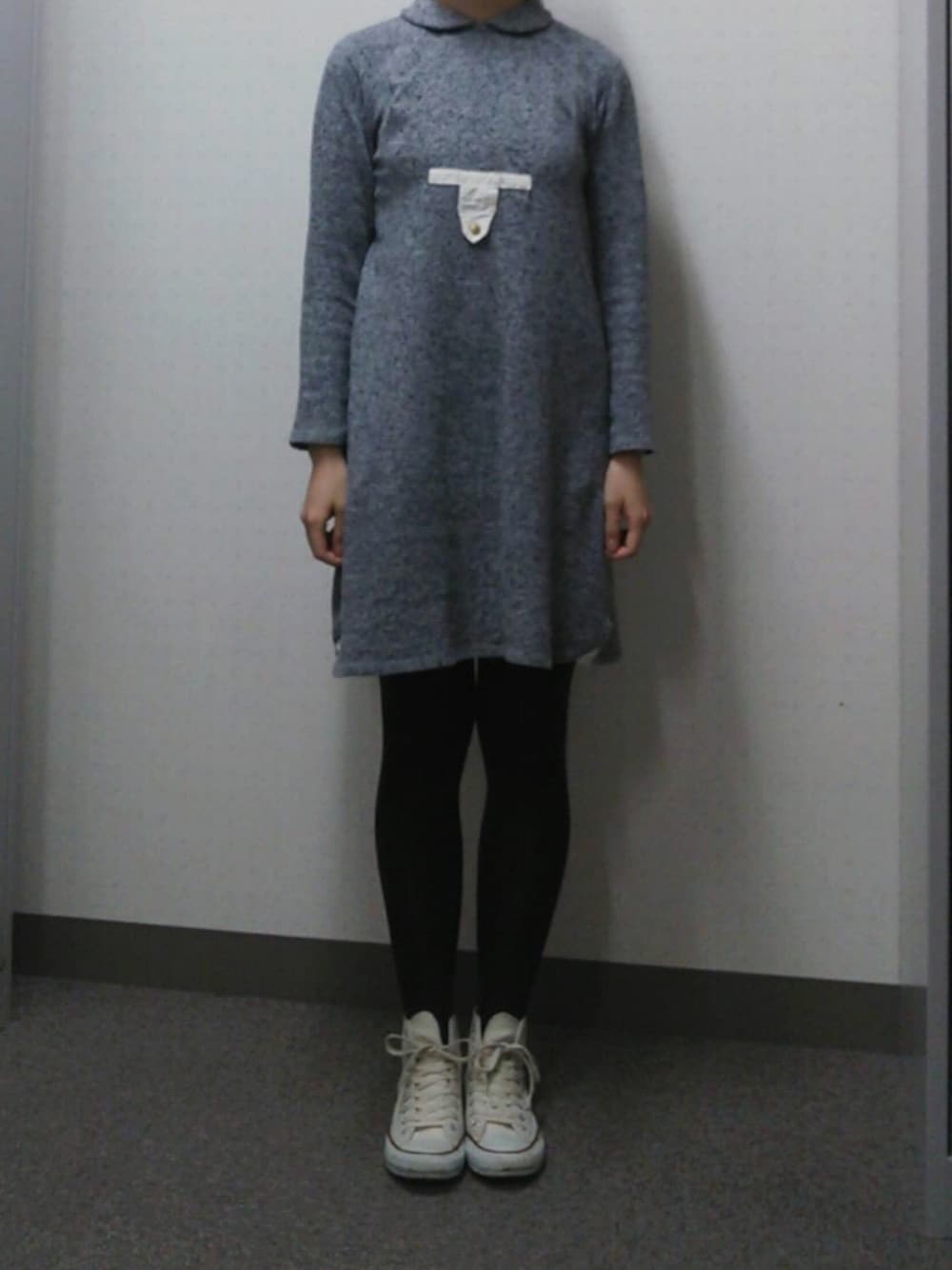 「ワンピース×スニーカー、ハイカットスニーカー、ニットワンピース、カラータイツ、襟付きワンピース」｜「BEAMS BOYのアイテム（ワンピース、グレー系）」を使った、𝗒𝗎𝗄𝖺さん（レディース・168cm）の冬コーディネートの1枚目の写真