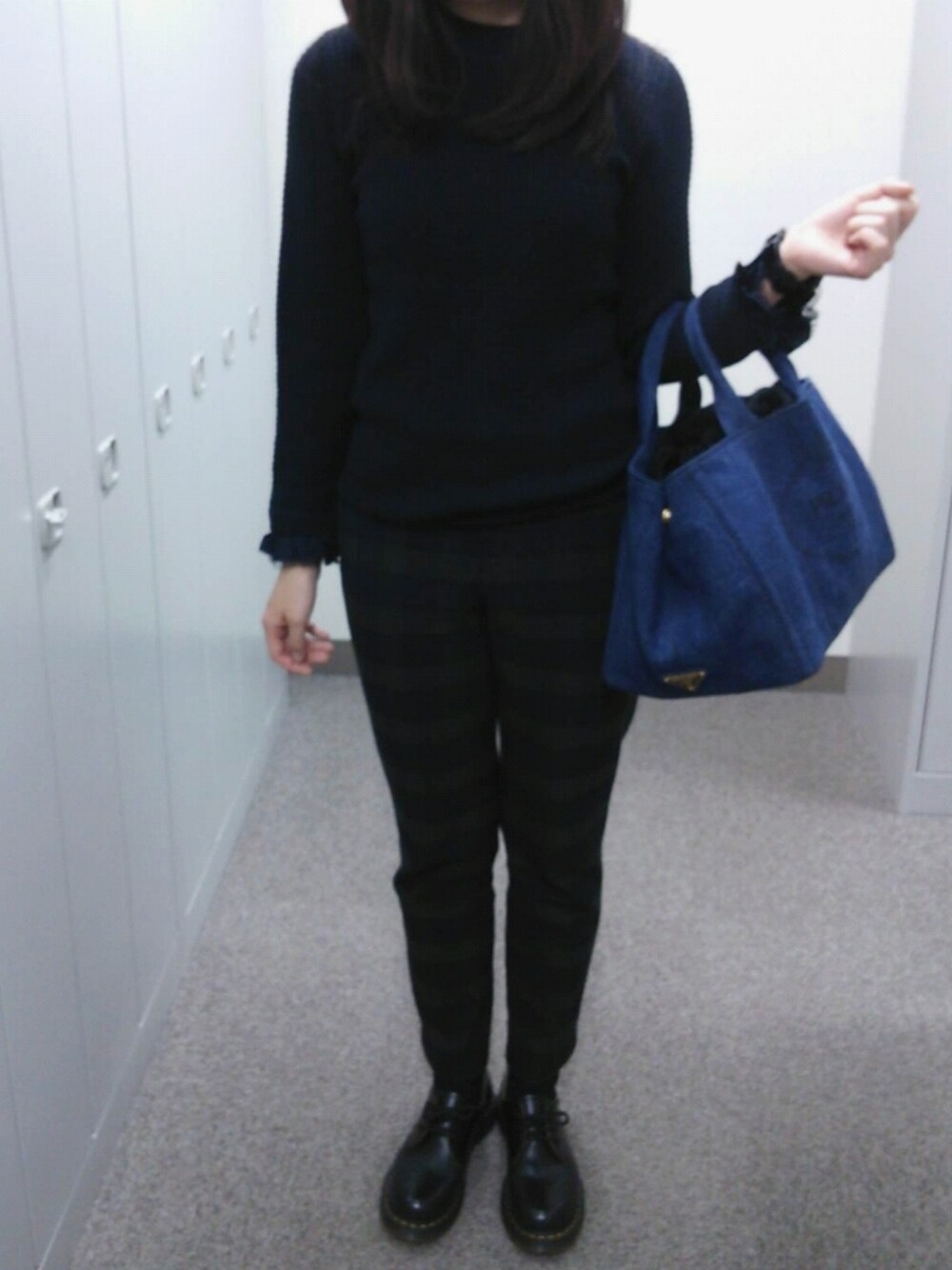 ブルー系のニット/セーター、グリーン系のその他パンツ、ブラック系のその他シューズを着用したレディースの冬コーディネートの1枚目の写真