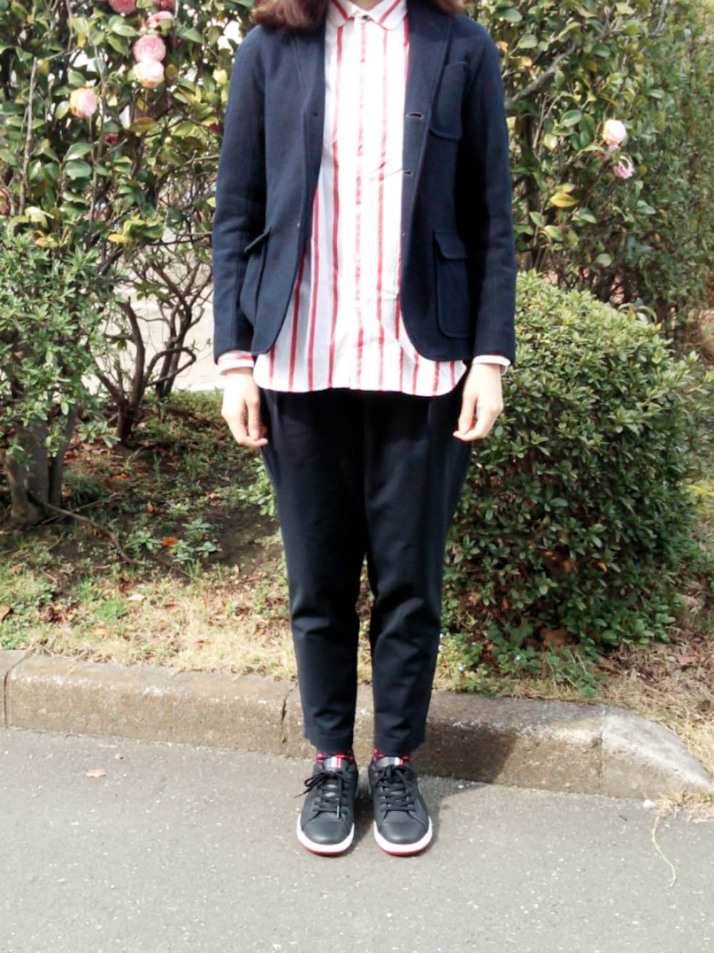 ブルー系のテーラードジャケット、レッド系のシャツ/ブラウス、ブルー系のその他パンツを着用したレディースの春コーディネートの1枚目の写真