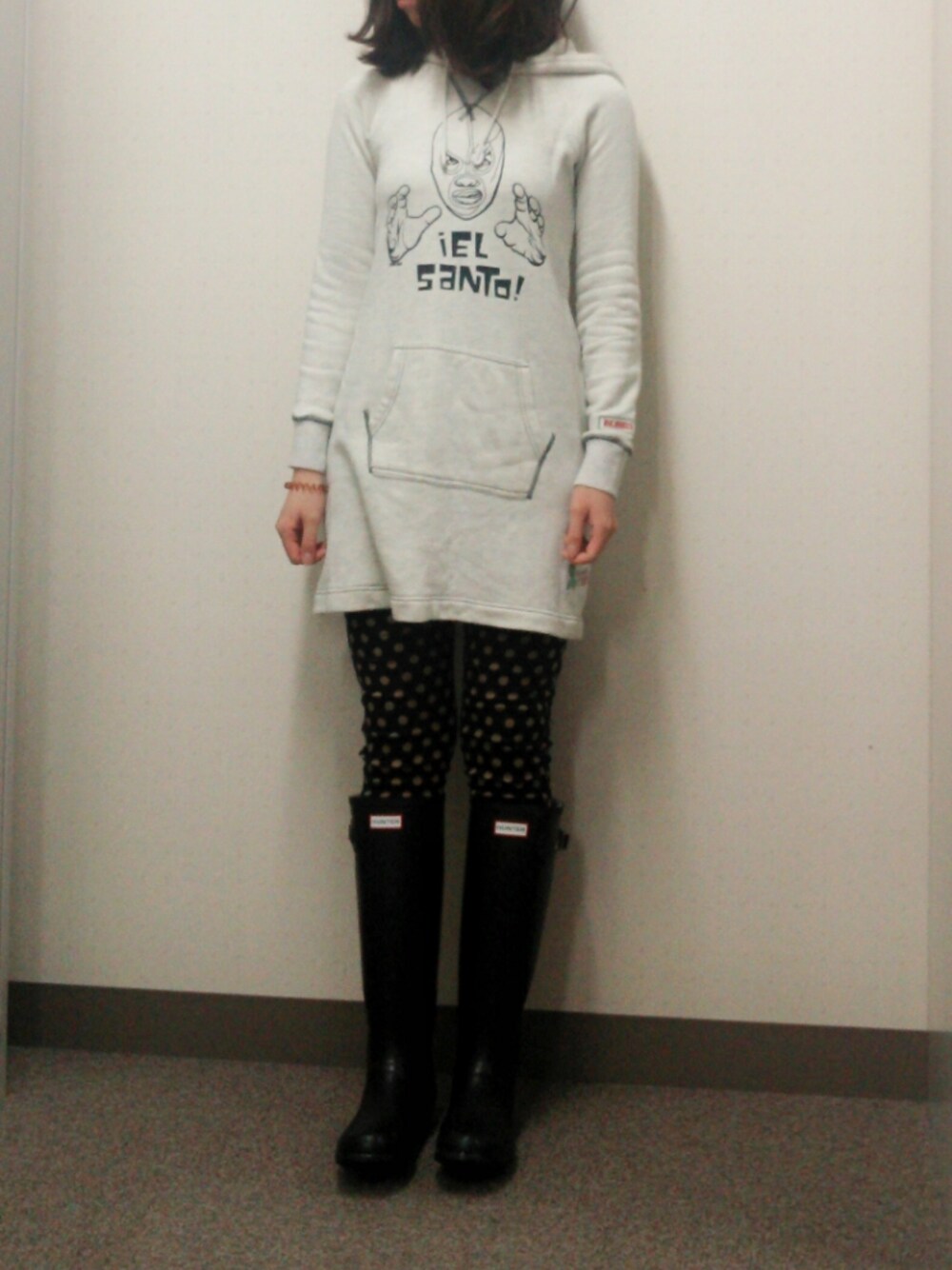 ホワイト系のパーカー、ブラック系のその他パンツ、ブラック系のレインシューズを着用したレディースの春コーディネートの1枚目の写真