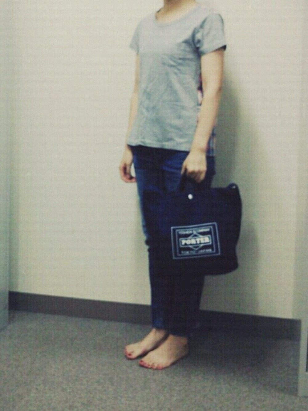 「Tシャツ、Tシャツ×デニム、デニム、チェック、ダメージデニムパンツ」｜「URBAN RESEARCHのTRAVEL COUTURE by LOWERCASE　キャンバストートバッグM（トートバッグ、ブルー系）」を使った、𝗒𝗎𝗄𝖺さん（レディース・168cm）の秋コーディネートの1枚目の写真