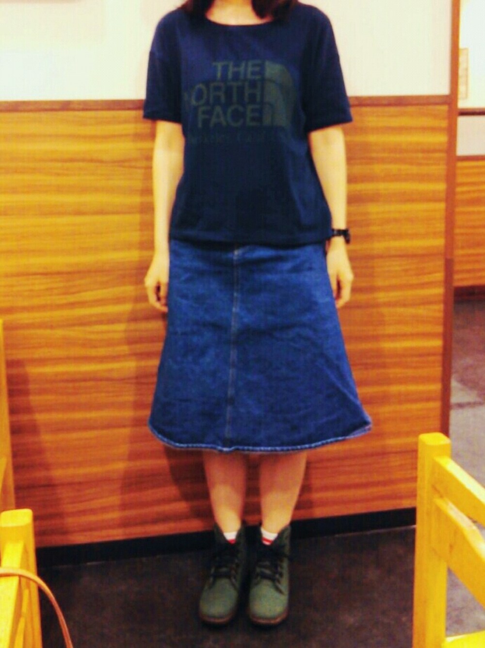 「デニム、デニムスカート、Tシャツ、ハイカットスニーカー、スニーカー、ラインソックス」｜「BEAMS BOYの●THE NORTH FACE PURPLE LABEL / ビッグ ロゴ Tシャツ（Tシャツ/カットソー、ブルー系）」を使った、𝗒𝗎𝗄𝖺さん（レディース・168cm）の秋コーディネートの1枚目の写真