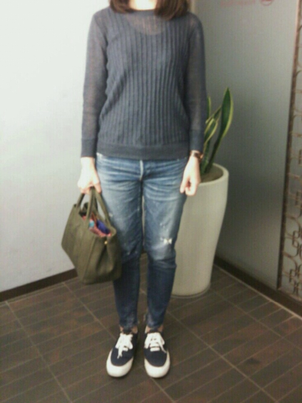 「ニット、サマーニット、デニム、ダメージデニムパンツ、スニーカー、トートバッグ」｜「note et silence のLi/RAMIE　コンパクトPO（ニット/セーター、ブルー系）」を使った、𝗒𝗎𝗄𝖺さん（レディース・168cm）の秋コーディネートの1枚目の写真
