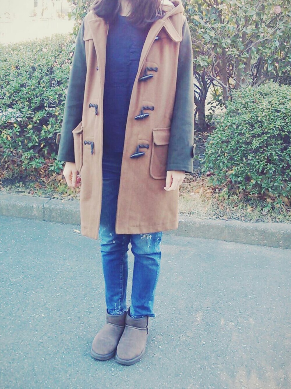 「ネイビー、デニム、ダメージデニムパンツ、ダッフルコート、ムートンブーツ、バイカラー」｜「MOUSSYのiSKO COMFORT Florin Tapered（デニムパンツ、ブルー系）」を使った、𝗒𝗎𝗄𝖺さん（レディース・168cm）の冬コーディネートの1枚目の写真