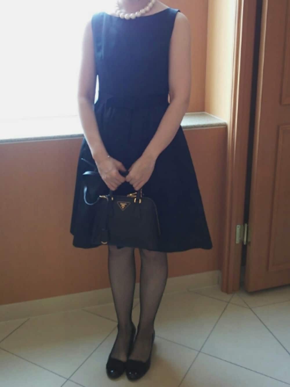 「結婚式、ワンピース、ドレス、パールネックレス、パールアクセ、ブラック」｜「PRADAのPrada Mini Double-Handle Trapezoid Bag, Black（トートバッグ、ブラック系）」を使った、𝗒𝗎𝗄𝖺さん（レディース・168cm）の春コーディネートの1枚目の写真