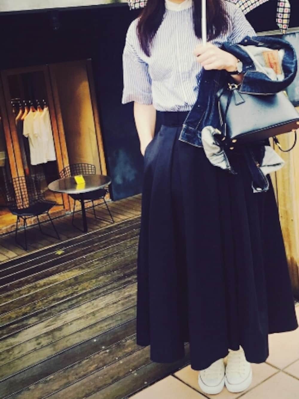 「ストライプ、シャツスタイル、シャツ、ロングスカート、スカート、スニーカー、スニーカーコーデ、ハイカットスニーカー、レザー、ゴールドアクセ」｜「ANTIPASTのANTIPAST / リブ ウィズリボンソックス（ソックス/靴下、ブラック系）」を使った、𝗒𝗎𝗄𝖺さん（レディース・167cm）の秋コーディネートの1枚目の写真
