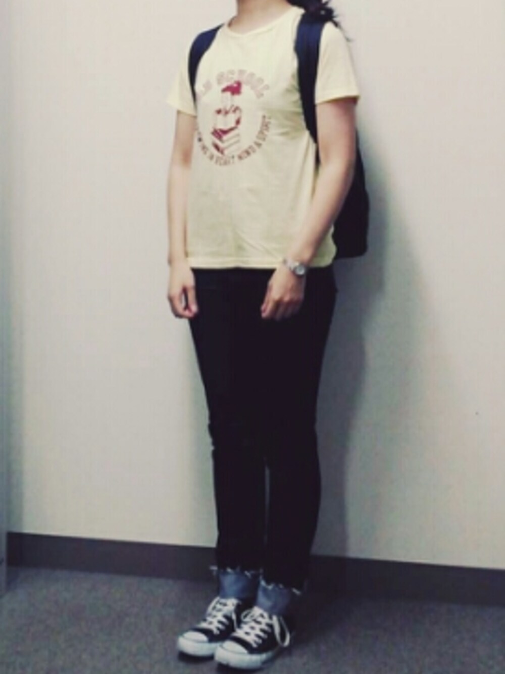「Tシャツ、イエロー、デニム、デニムパンツ、リュック、スニーカー、スニーカーコーデ、ハイカットスニーカー」｜「BEAMS BOYのアイテム（Tシャツ/カットソー、ベージュ系）」を使った、𝗒𝗎𝗄𝖺さん（レディース・167cm）の秋コーディネートの1枚目の写真