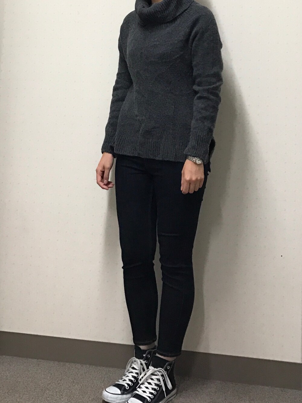 「ニット、デニム、デニムパンツ、スキニーデニム、スニーカー、スニーカーコーデ、ハイカットスニーカー、コンバース、モノトーン」｜「EbonyivoryのW/Ny AIR YARN　オフタートルルーズPO（ニット/セーター、グレー系）」を使った、𝗒𝗎𝗄𝖺さん（レディース・167cm）の秋コーディネートの1枚目の写真