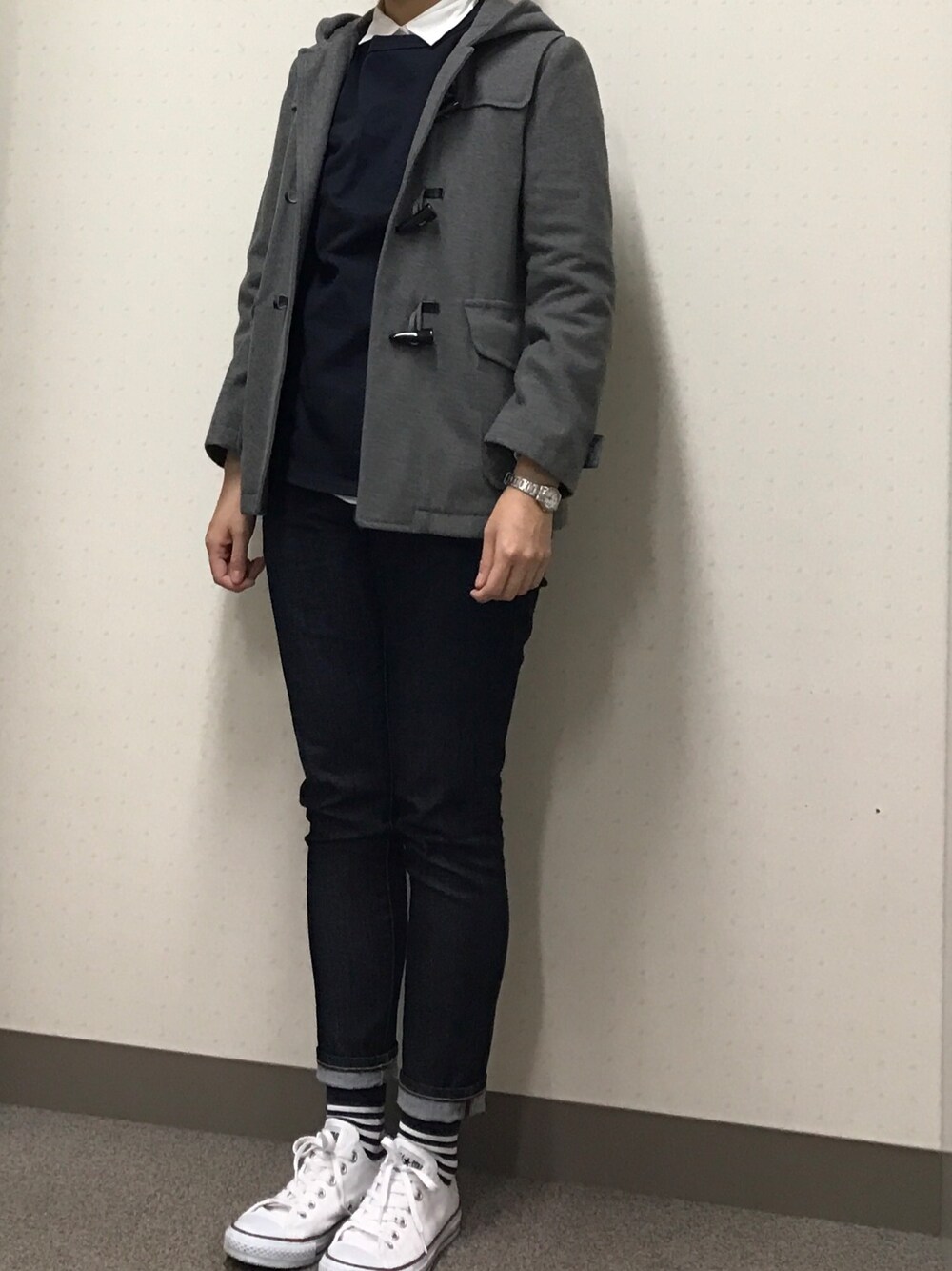 「ダッフルコート、スウェット、シャツ、レイヤードスタイル、デニム、デニムパンツ、スニーカー、スニーカーコーデ、スニーカー×靴下、ボーダーソックス」｜「BEAUTY&YOUTH UNITED ARROWSのBY ∵ウェイトコットンロングスリーブо（Tシャツ/カットソー、ブルー系）」を使った、𝗒𝗎𝗄𝖺さん（レディース・167cm）の秋コーディネートの1枚目の写真