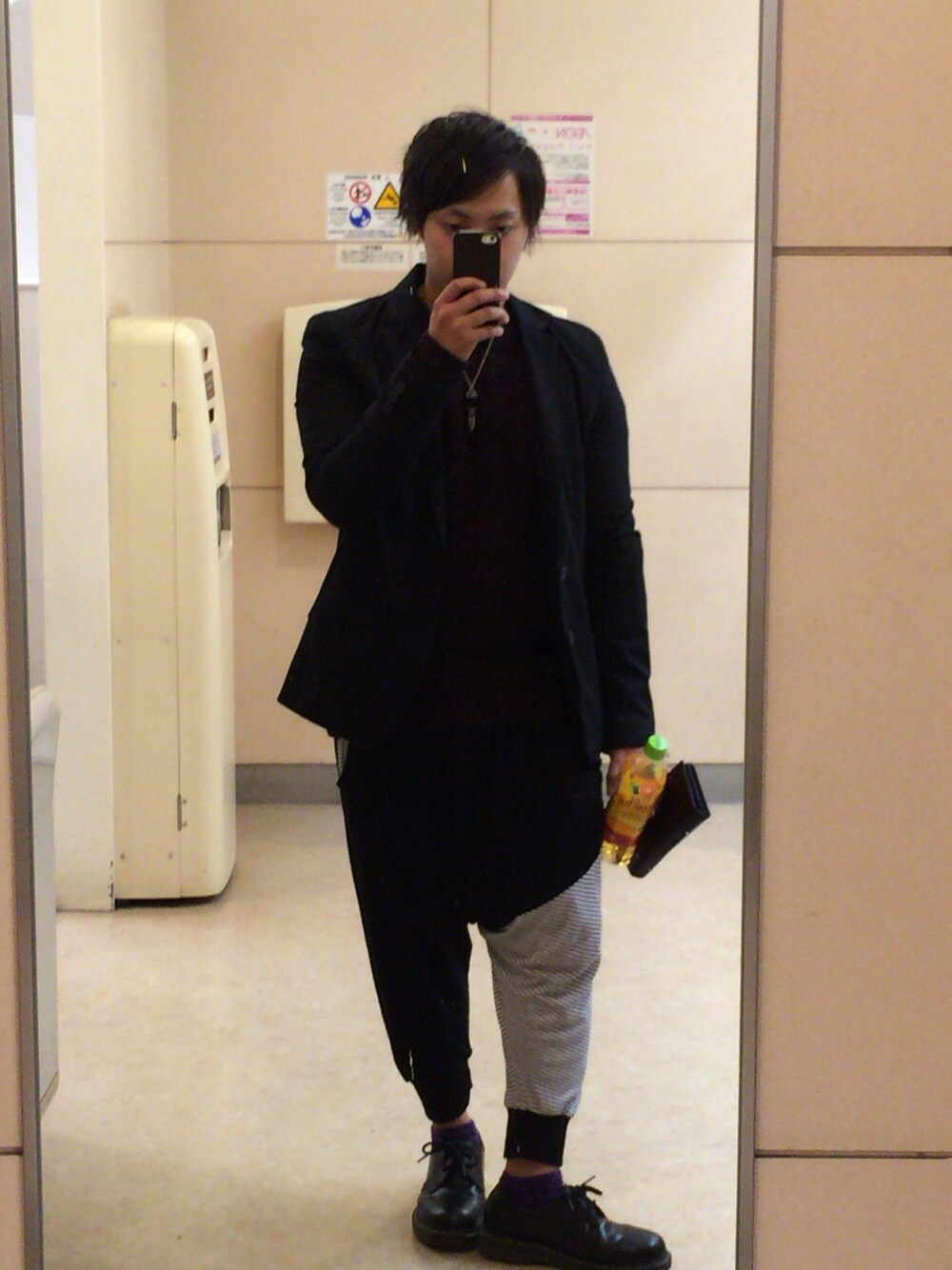 ブラック系のその他シューズ、レッド系のトップスを着用したメンズの秋コーディネートの1枚目の写真