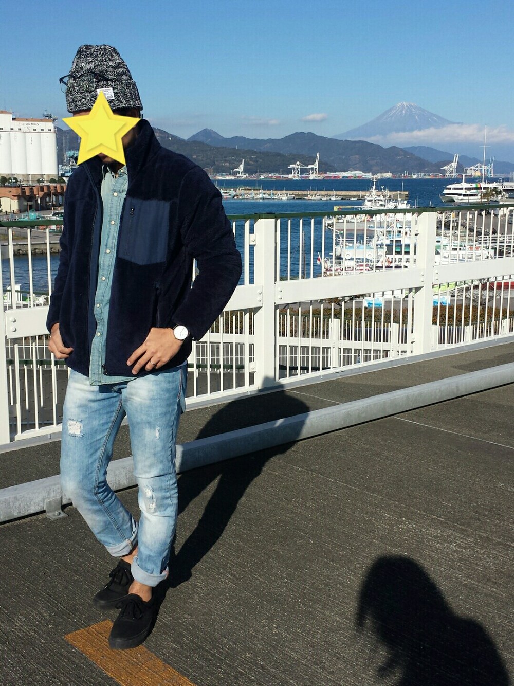 「港、ドリームプラザ、ボアジャケット、デニムオンデニム、ダニエルウェリントン、伊達メガネ、富士山」｜「American Eagleのアイテム（シャツ/ブラウス、ブルー系）」を使った、Yu-pisenさん（メンズ・170cm）の冬コーディネートの1枚目の写真