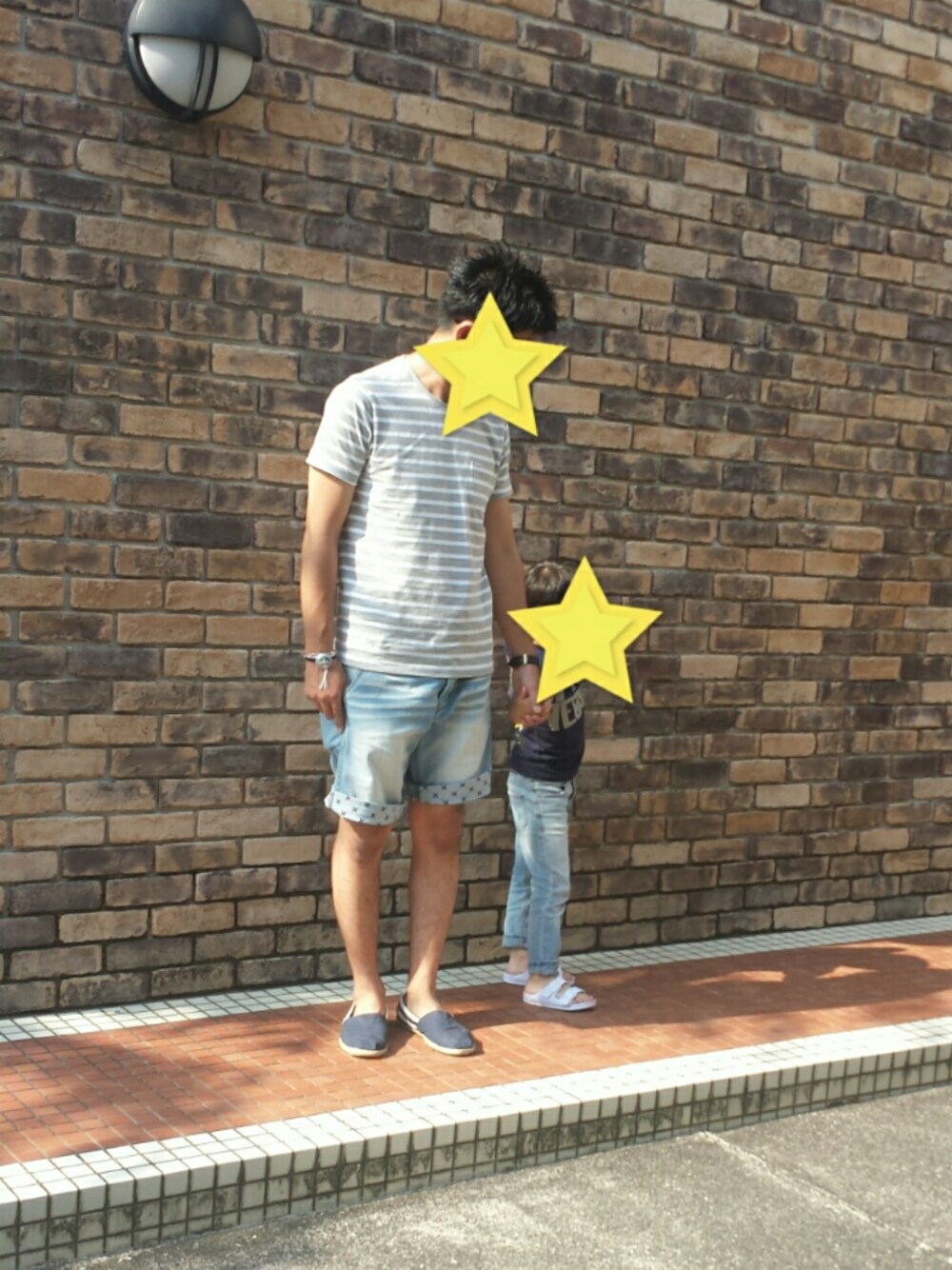 「夏コーデ、ボーダーTシャツ、シエスタポー、トムス、ダニエルウェリントン、デニムハーフパンツ、シンプルコーデ、大人コーデ、パパコーデ」｜「GUのアイテム（Tシャツ/カットソー、グレー系）」を使った、Yu-pisenさん（メンズ・170cm）の春コーディネートの1枚目の写真