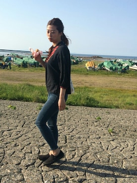 「黒×デニム」｜「アイテム（その他）」を使った、YUMIさん（レディース・168cm）の春コーディネート