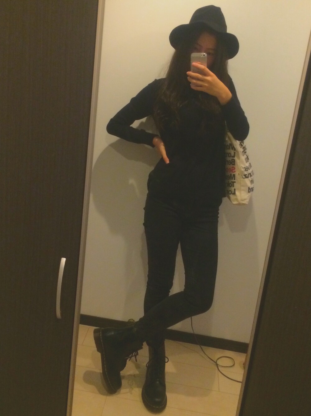 「Bershkaのアイテム（デニムパンツ、ブラック系）」を使った、Ayaka Aseさん（レディース・167cm）の秋コーディネートの1枚目の写真