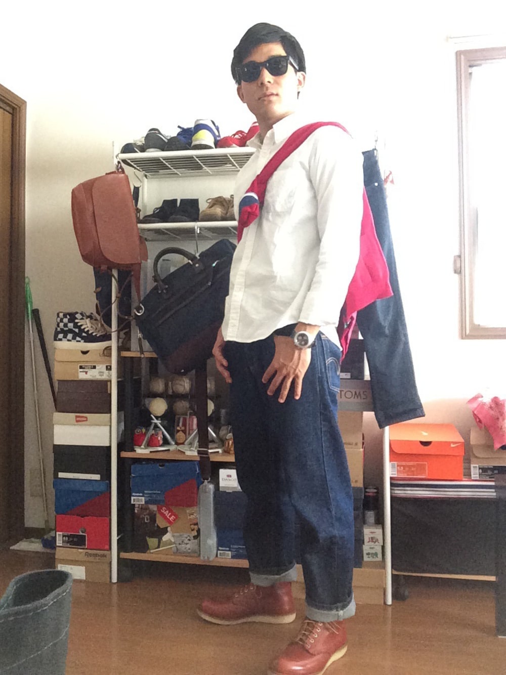 「デニム、白シャツ、白シャツ×デニム、レッドウイング、リーバイス、リジットデニム、ラコステ、赤いカーディガン」｜「LACOSTEのLACOSTE カーディガン（カーディガン/ボレロ、レッド系）」を使った、くまいちろうさん（メンズ・168cm）の秋コーディネートの1枚目の写真