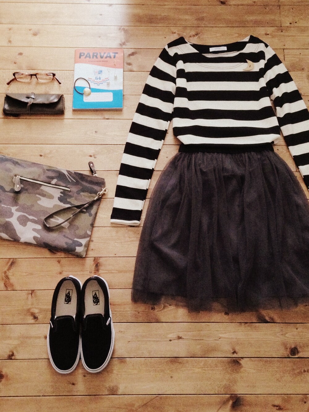 グレー系のスカート、ブラック系のスニーカー、ホワイト系のピアス(両耳用)を着用したレディースの冬コーディネートの1枚目の写真