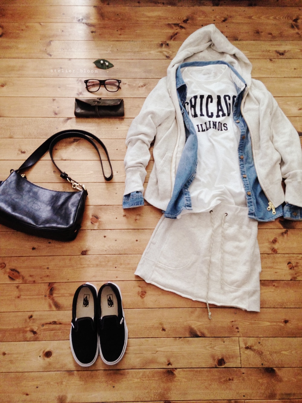 ブラック系のスニーカー、ホワイト系のパーカー、ブラック系のショルダーバッグを着用したレディースの春コーディネートの1枚目の写真