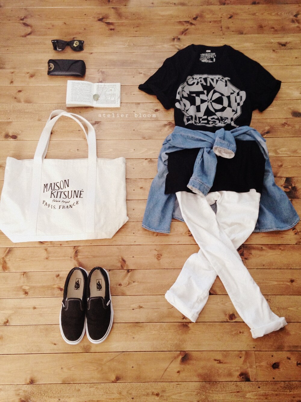 ブラック系のTシャツ/カットソー、その他のトートバッグ、ブラック系のスニーカーを着用したレディースの春コーディネートの1枚目の写真