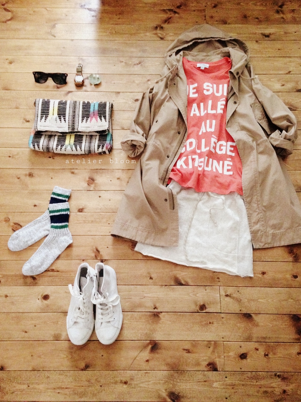 オレンジ系のTシャツ/カットソー、ブラック系のクラッチバッグ、ホワイト系のピアス(両耳用)を着用したレディースの春コーディネートの1枚目の写真