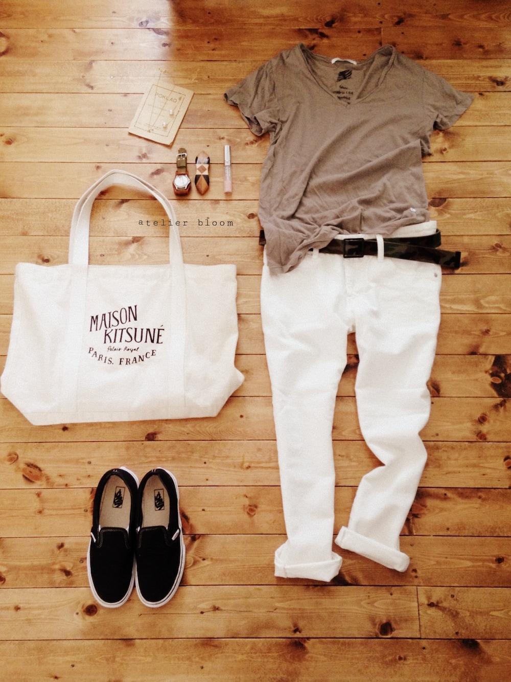 その他のトートバッグ、グレー系のTシャツ/カットソー、ホワイト系のデニムパンツを着用したレディースの春コーディネートの1枚目の写真