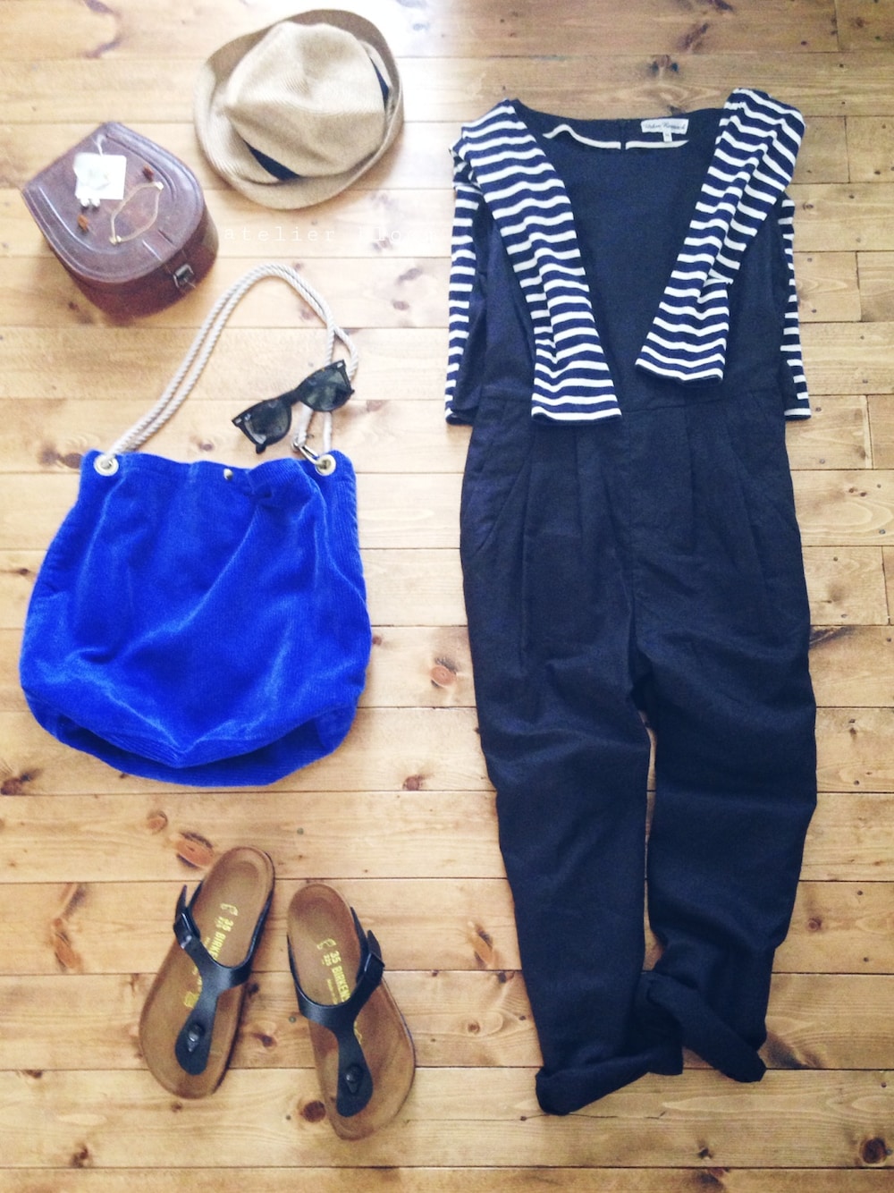 ブルー系のつなぎ/オールインワン、ブルー系のトートバッグ、ブラック系のサンダルを着用したレディースの夏コーディネートの1枚目の写真