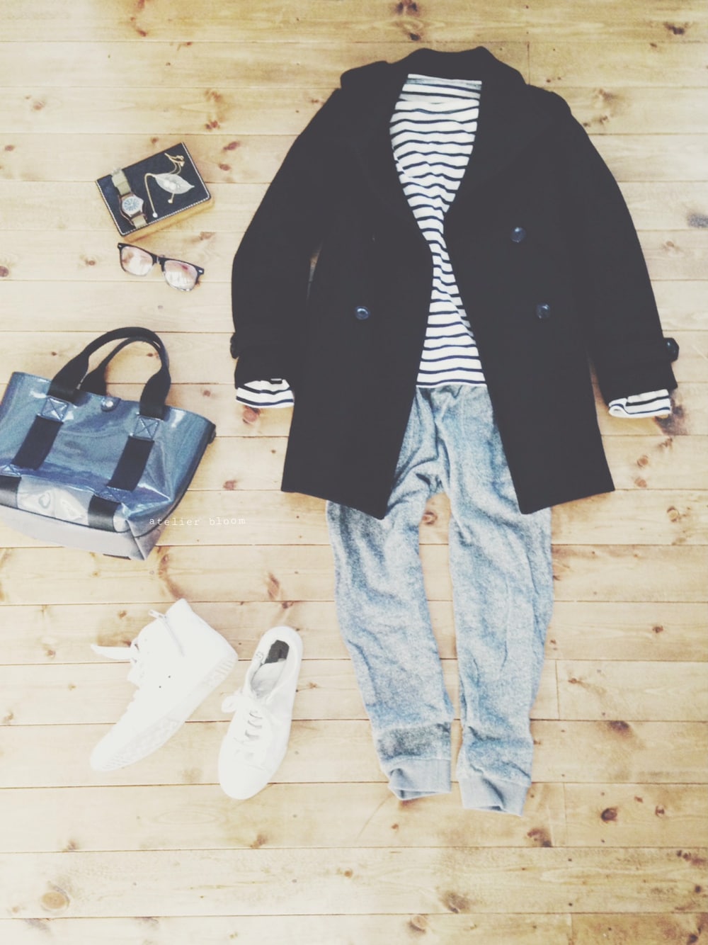 ホワイト系のTシャツ/カットソー、グレー系のその他パンツ、ブラック系のその他アウターを着用したレディースの冬コーディネートの1枚目の写真