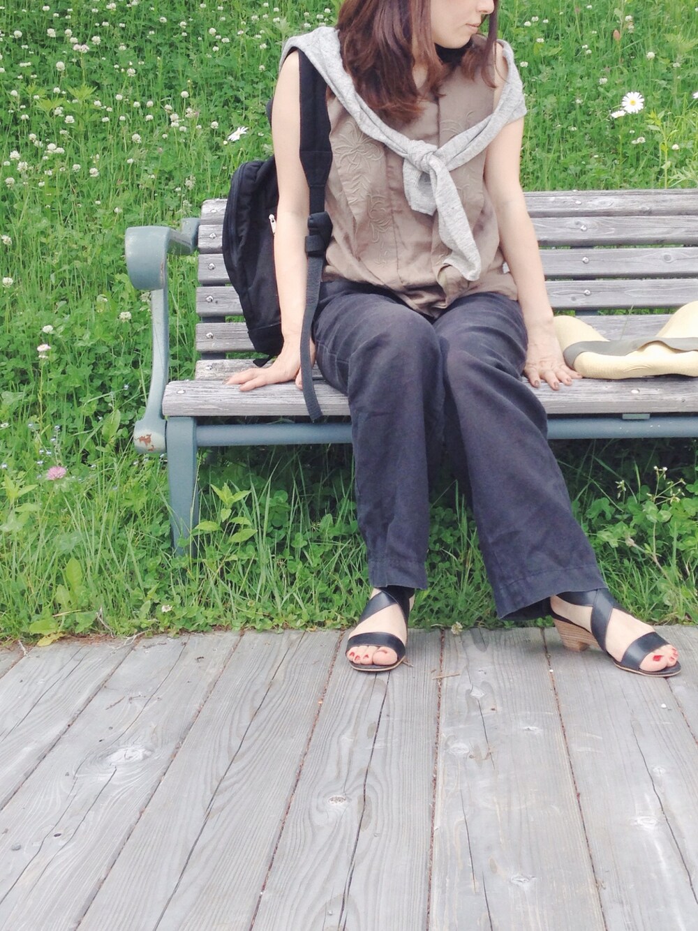 ブラウン系のシャツ/ブラウス、ブラック系のその他パンツ、ブラック系のボディバッグ/ウエストポーチを着用したレディースの夏コーディネートの1枚目の写真