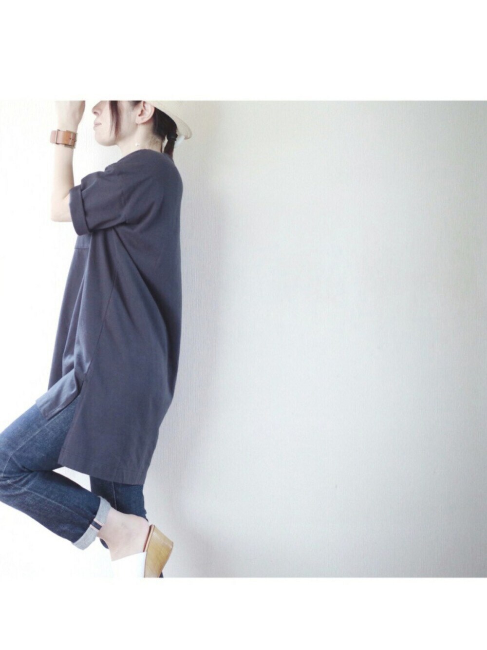 グレー系のワンピース/ドレス、ブルー系のデニムパンツ、ホワイト系のサンダルを着用したレディースの夏コーディネートの1枚目の写真