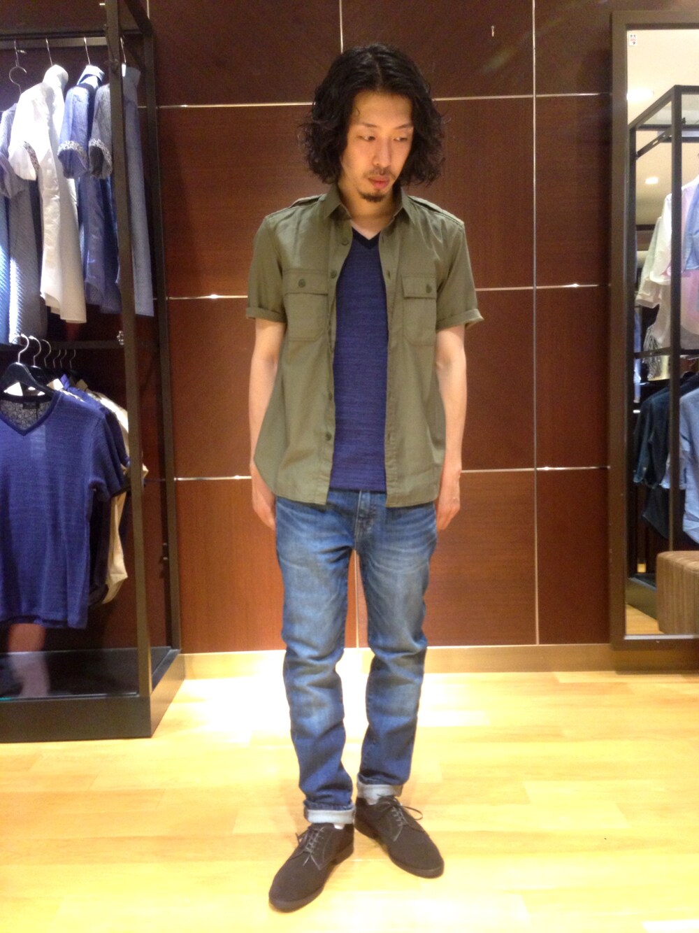 「オトナカジュアル、デニム、Vネック、レザーシューズ、サファリコーデ、メンズビギ(MEN'S BIGI)、シンプルスタイル、セール、カーキ、無地T」｜「MEN'S BIGIのミリタリー半袖シャツ(ベージュ・カーキ・迷彩)（シャツ/ブラウス、グリーン系）」を使った、RINさん（メンズ・166cm）の夏コーディネートの1枚目の写真
