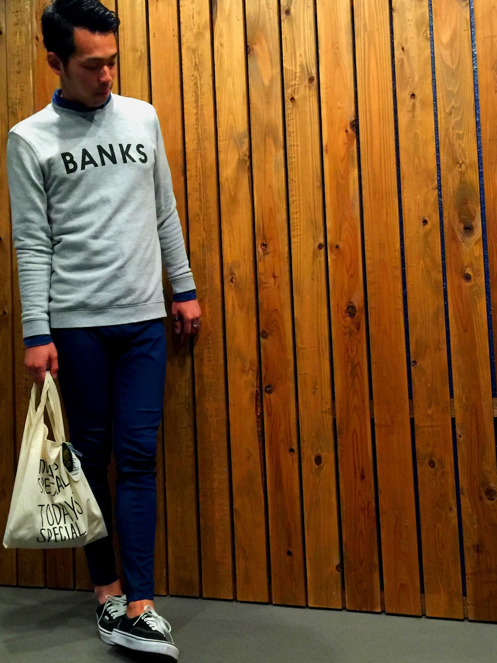「デニムパンツ、ユニクロ、スエット、バンズオーセンティック、banks」｜「ZARAのアイテム（シャツ/ブラウス、ブルー系）」を使った、よこやまさん（メンズ・182cm）の冬コーディネートの1枚目の写真