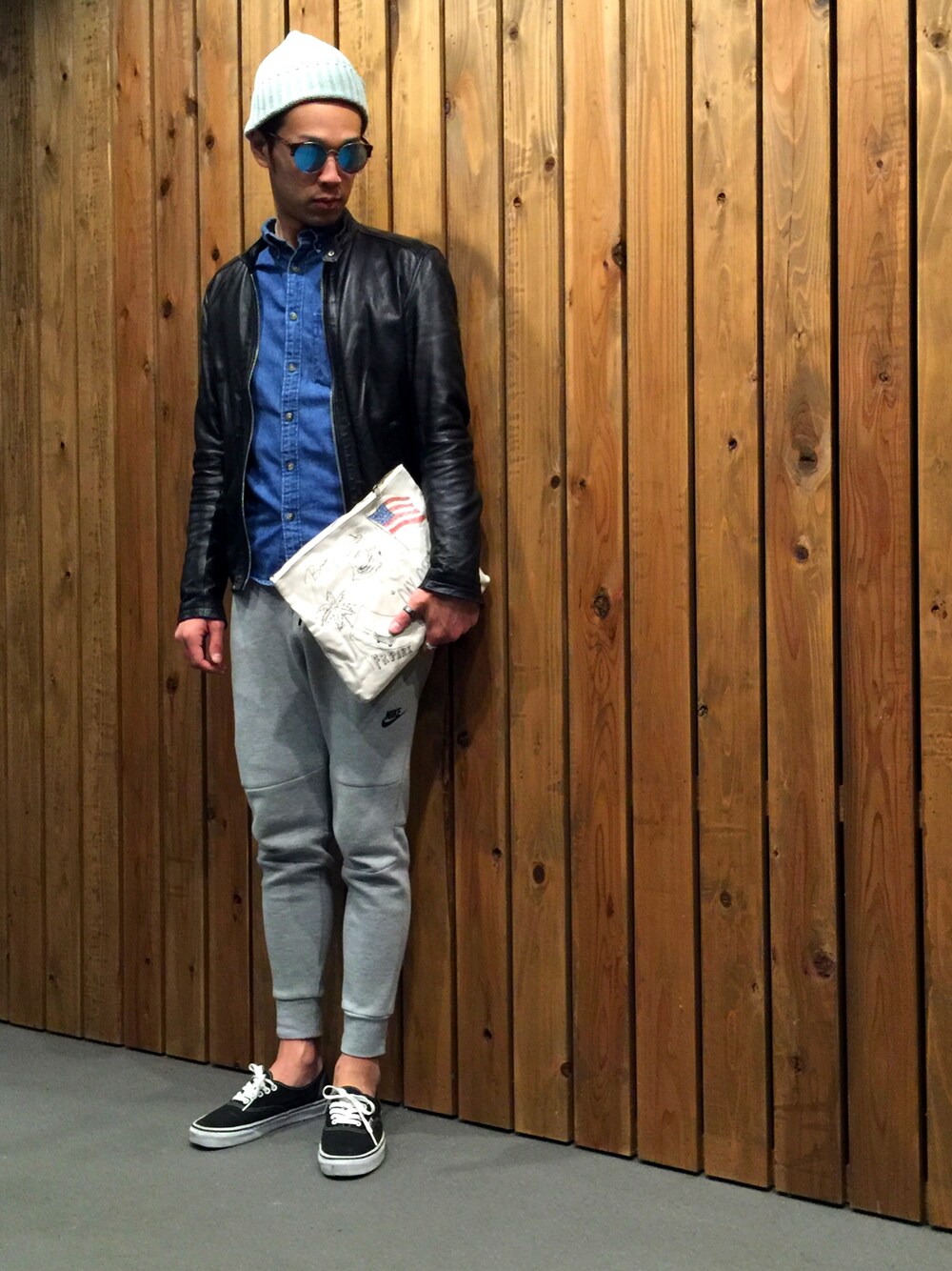 「ライダース、スエットパンツ、晴れ、夏、シンプルコーデ、フリーレイジ、クラッチバック」｜「SABREのSHEENA（サングラス、ブラウン系）」を使った、よこやまさん（メンズ・182cm）の冬コーディネートの1枚目の写真