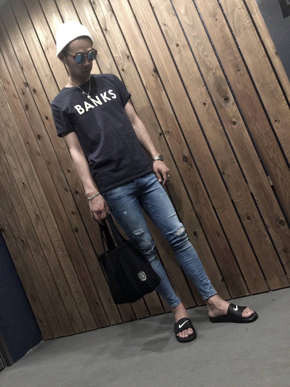 「ラフ、シンプルコーデ、banks」｜「BANKSのCLASSIC TEESHIRT（Tシャツ/カットソー、ブルー系）」を使った、よこやまさん（メンズ・182cm）の春コーディネートの1枚目の写真