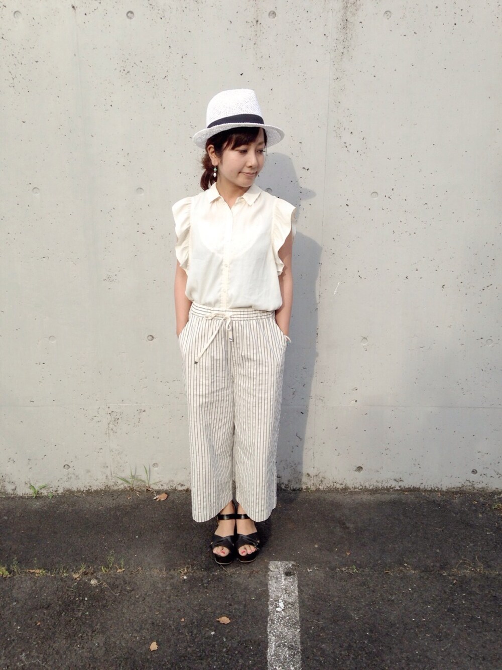 「夏コーデ、ハット、白ハット、ローリーズファーム(LOWRYS FARM)、白コーデ、ストライプパンツ、ワイドパンツ」｜「hunchのアイテム（その他パンツ、ホワイト系）」を使った、とみーさん（レディース・153cm）の春コーディネートの1枚目の写真