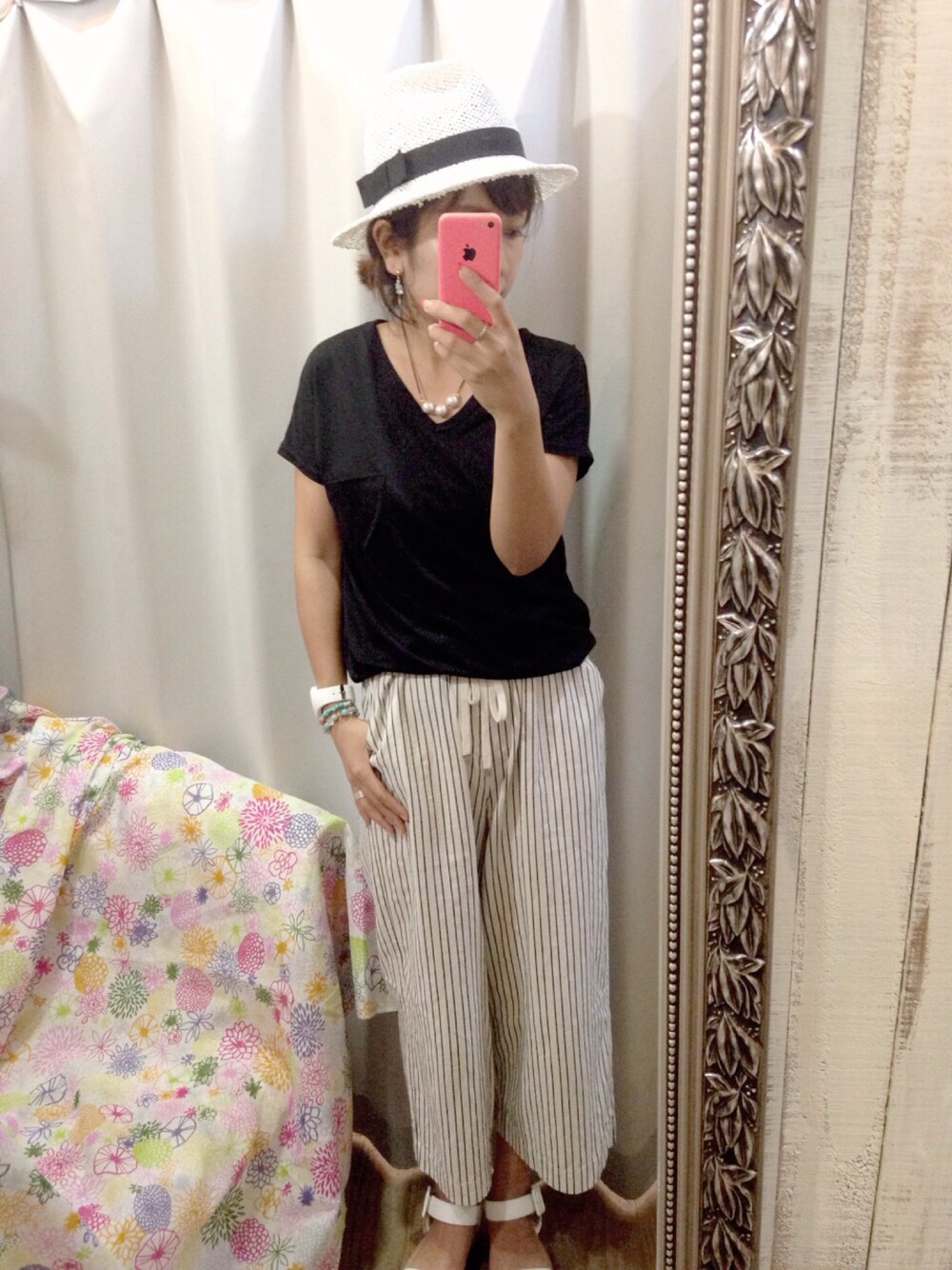 「モノトーン、ストライプ、ワイドパンツ、Vネック、ハット」｜「no brandのアイテム（Tシャツ/カットソー、ブラック系）」を使った、とみーさん（レディース・153cm）の夏コーディネートの1枚目の写真