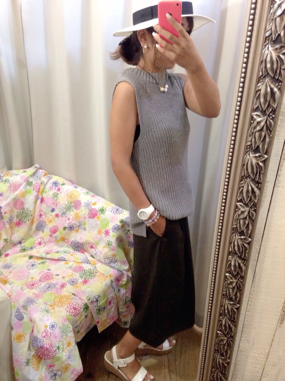 「ガウチョパンツ、ノースリーブ、ニットベスト、ノースリーブニット、ハット、カーキ、アースカラー」｜「hunchのアイテム（ニット/セーター、グレー系）」を使った、とみーさん（レディース・153cm）の夏コーディネートの1枚目の写真