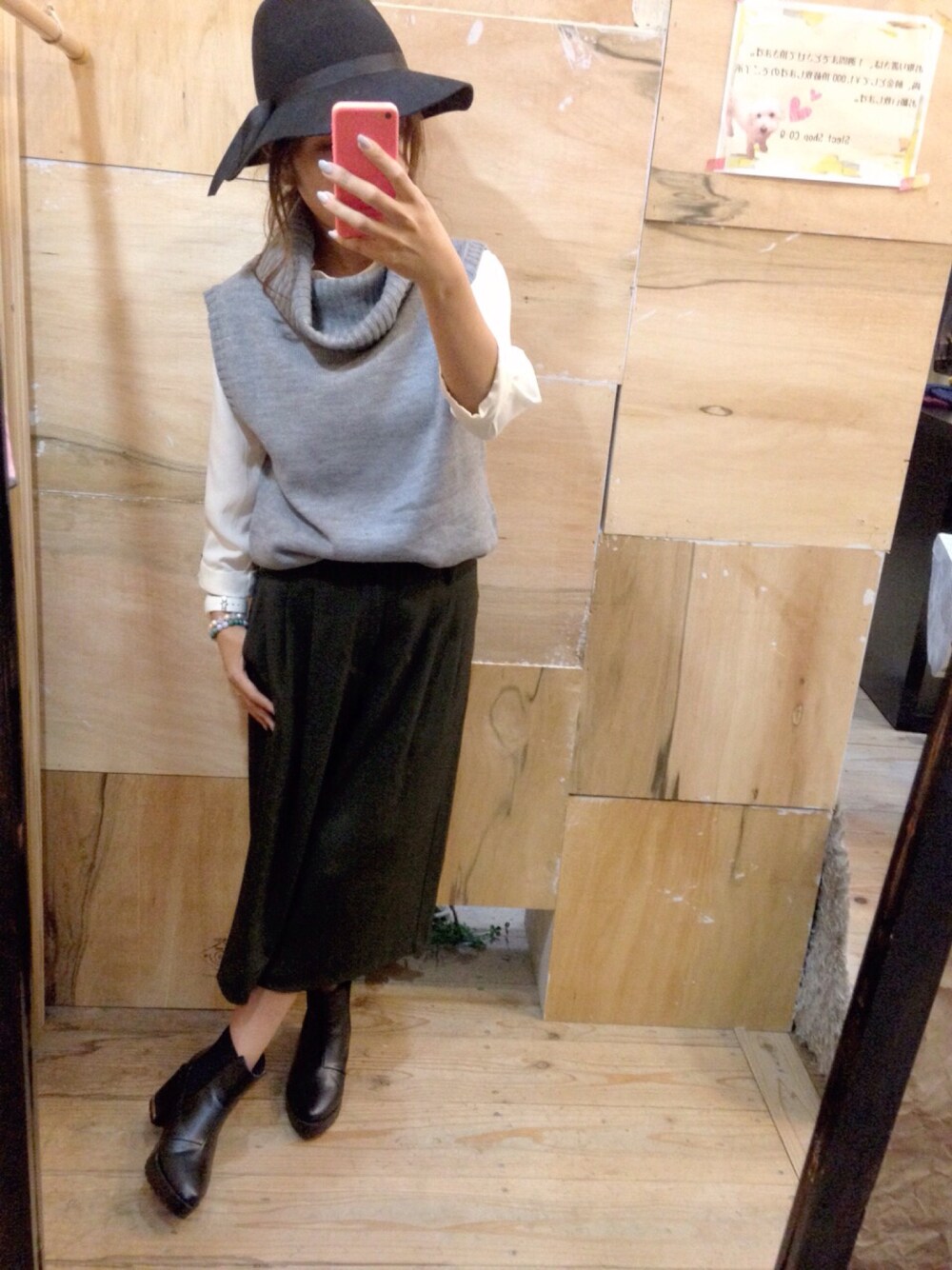 「きれいめカジュアル、秋服、ユニクロ、タートルネック、ベスト、ニットベスト、ガウチョパンツ、フェルトハット、シャツイン」｜「ZURIのアイテム（ハット、ブラック系）」を使った、とみーさん（レディース・153cm）の秋コーディネートの1枚目の写真