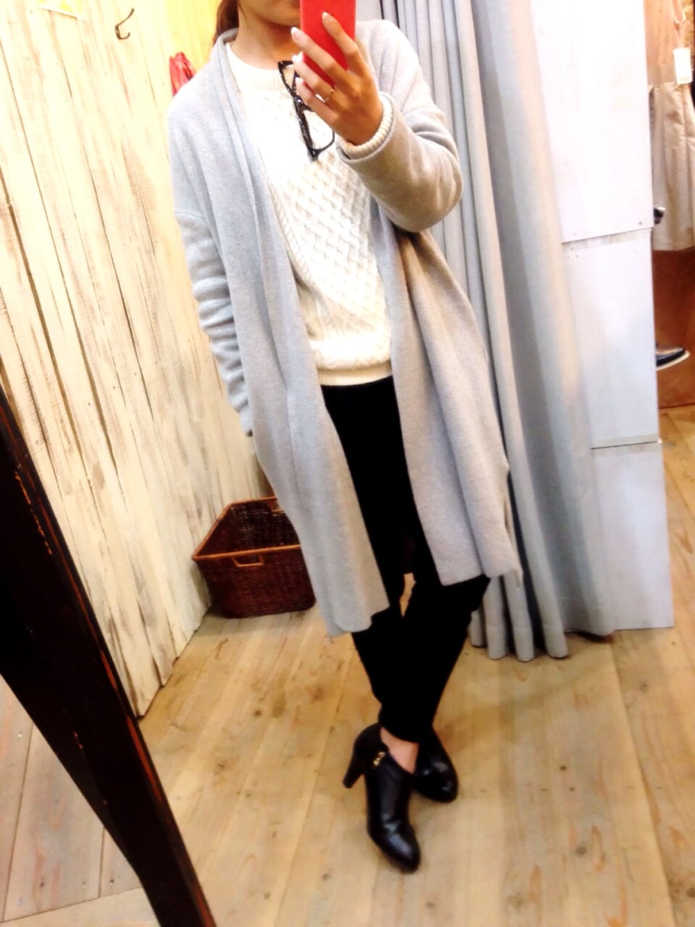 「シンプル、パンツスタイル、ロングカーディガン、ニット、ユニクロ、グレー」｜「UNIQLOのアイテム（ニット/セーター、ホワイト系）」を使った、とみーさん（レディース・153cm）の冬コーディネートの1枚目の写真
