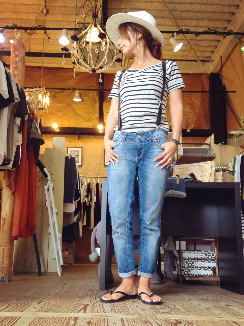 「夏、オトナカジュアル、ootd、デニムパンツ、パンツスタイル、ボーダー、サスペンダー、ビーチサンダル」｜「selectshop CO-Qのアイテム（ハット、ホワイト系）」を使った、とみーさん（レディース・153cm）の夏コーディネートの1枚目の写真