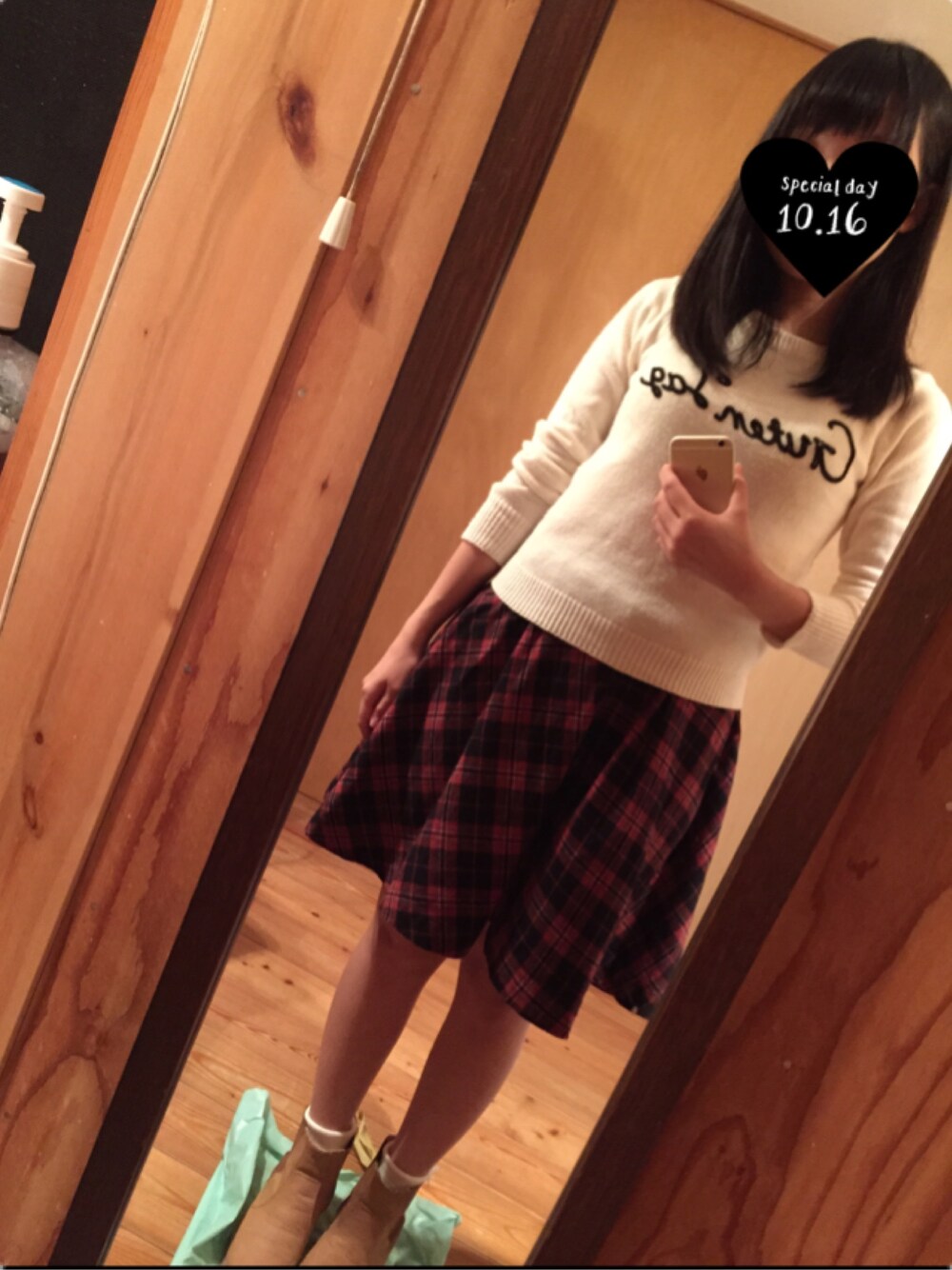 「秋コーデ、秋服、ニット、チェックスカート、ショートブーツ、黒髪、赤チェック、赤チェックスカート」｜「Mom's handmadeのアイテム（スカート、レッド系）」を使った、もこさん（レディース・156cm）の秋コーディネートの1枚目の写真