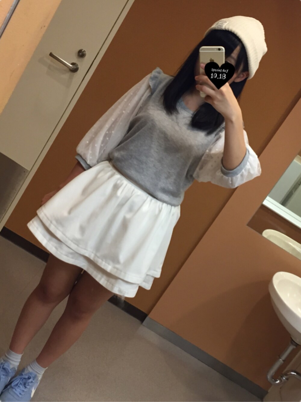 「秋コーデ、秋服、スニーカー、ナイキ、ニット帽、スウェット、シロスカート、シンプル、学校、ティティーアンドコー」｜「RAY CASSINのドットチュール５分袖プルオーバー（Tシャツ/カットソー、グレー系）」を使った、もこさん（レディース・156cm）の秋コーディネートの1枚目の写真
