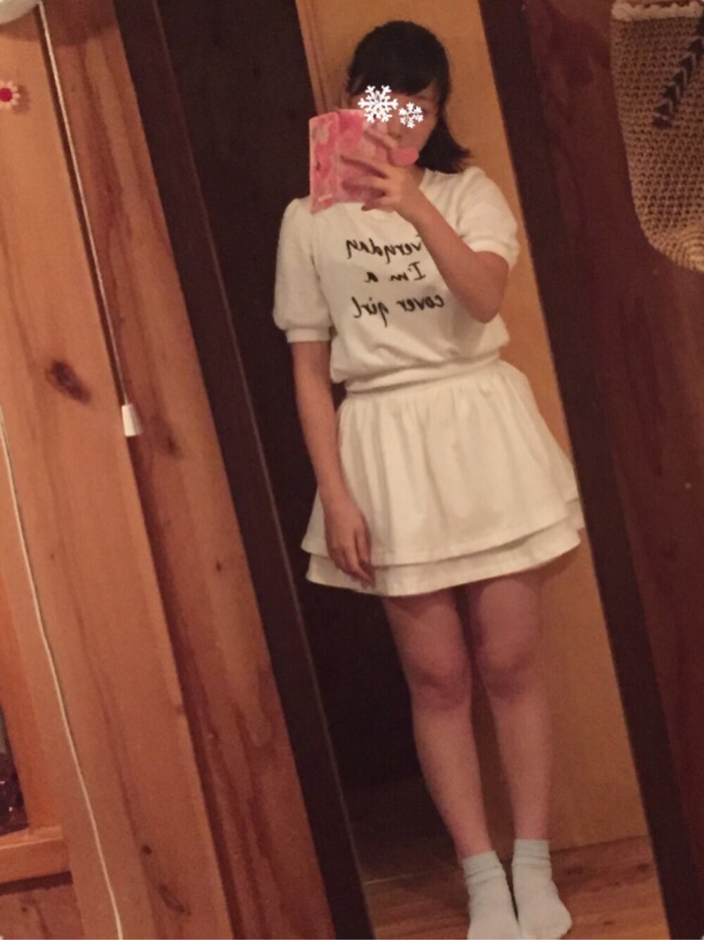 「学校、スニーカー、白コーデ、ホワイト、ポニーテール、ティティーアンドコー、チアガール、秋」｜「TITTY&CO.のハイウエストジョーゼットショーパン（パンツ、ホワイト系）」を使った、もこさん（レディース・156cm）の秋コーディネートの1枚目の写真
