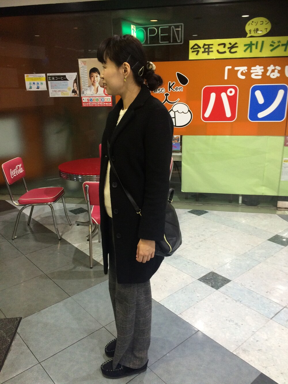 ブラック系のチェスターコート、ブラック系のその他パンツ、ブラック系のモカシン/デッキシューズを着用したレディースの冬コーディネートの1枚目の写真